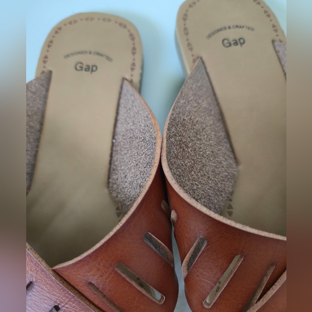 GAP Brown Sandals Criss-Cross Design Slip-On - Picture 9 of 10